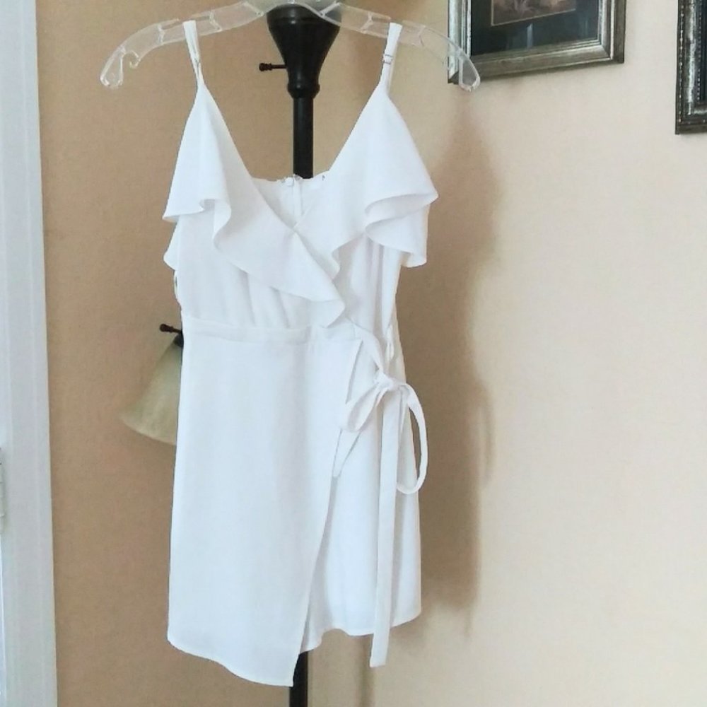 𝅺MOD On Trend White Top Sleeveless